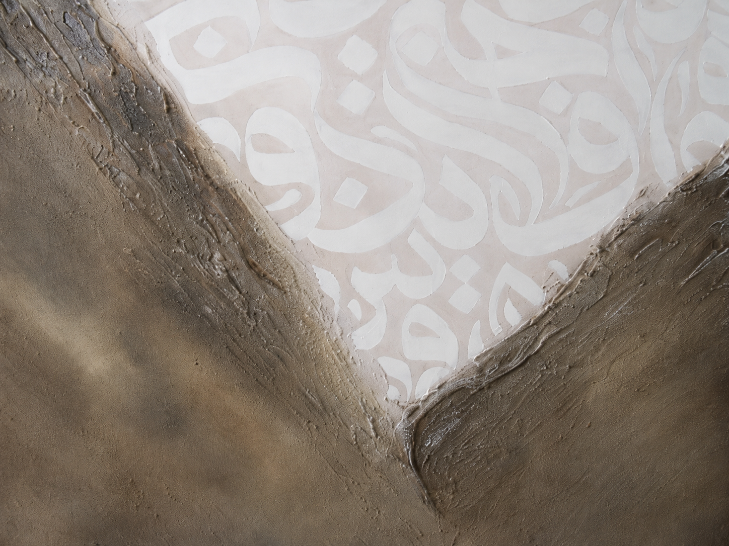 Nahaufnahme des V-förmigen Reliefs und der Kalligrafie von Awakening